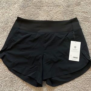 Athleta Run With It 4.5” Short S
